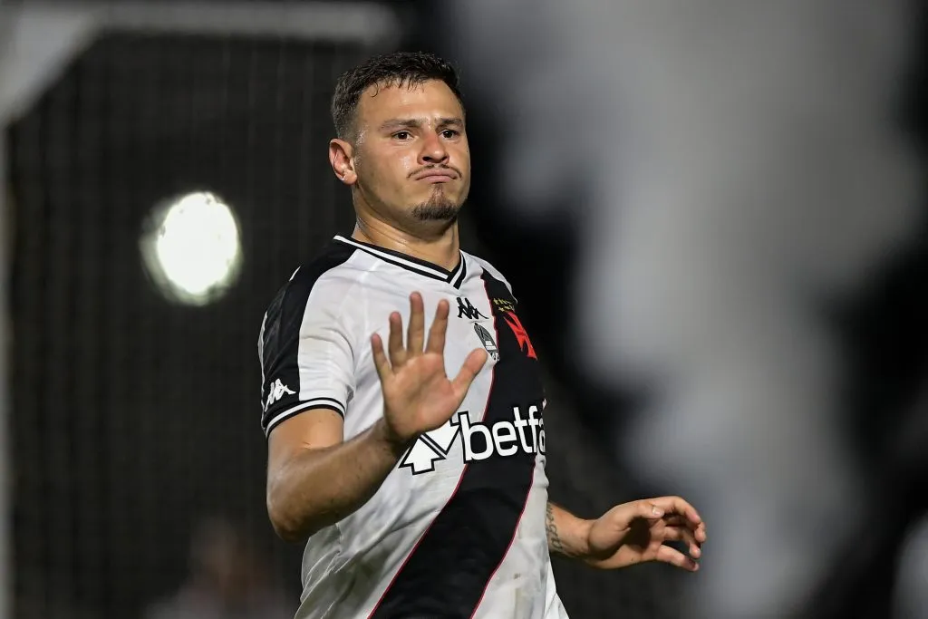 RJ – RIO DE JANEIRO – 29/08/2024 – BRASILEIRO A 2024, VASCO X ATHLETICO-PR – Hugo Moura jogador do Vasco comemora seu gol durante partida contra o Athletico-PR no estadio Sao Januario pelo campeonato Brasileiro A 2024. Foto: Thiago Ribeiro/AGIF