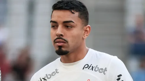Matheus Bidu jogador do Corinthians durante partida contra o Athletico-PR no estadio Arena da Baixada pelo campeonato BRASILEIRO A 2023.