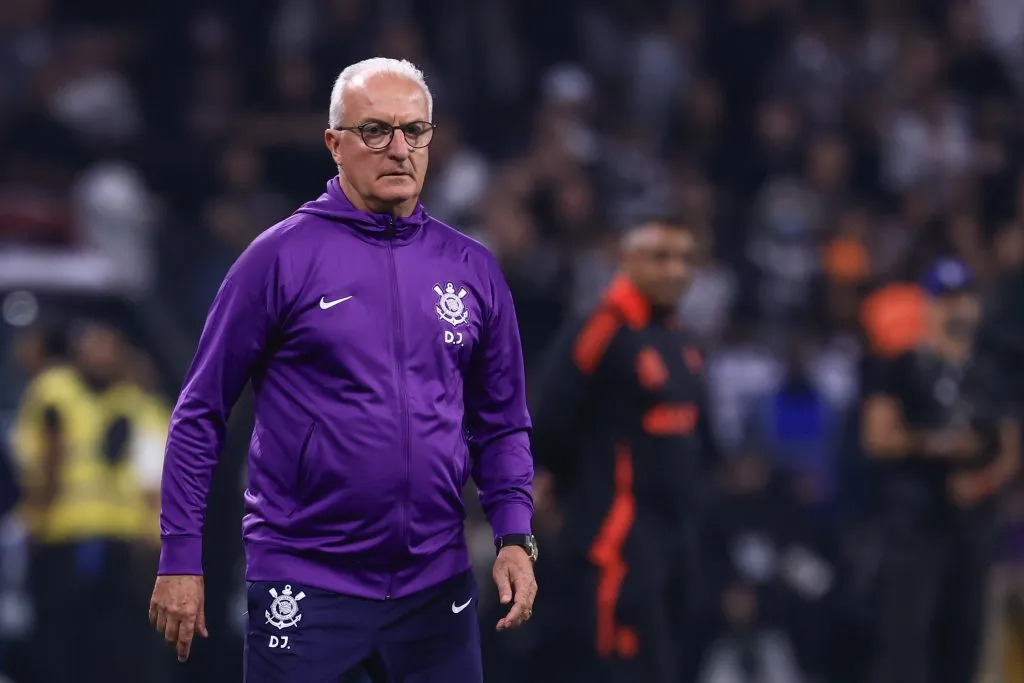 Dorival Júnior durante partida contra o Internacional no Campeonato Brasileiro de 2025. Foto: Marcello Zambrana/AGIF