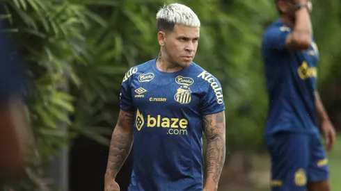 Yeferson Soteldo jogador do Santos durante treino no Centro de Treinamento CT Rei Pele, neste domingo (05).