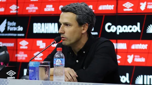 Foto: Divulgação/Athletico-PR – Rodrigo Possebon durante entrevista coletiva no Athletico.