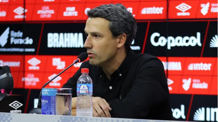 Foto: Divulgação/Athletico-PR - Rodrigo Possebon durante entrevista coletiva no Athletico.