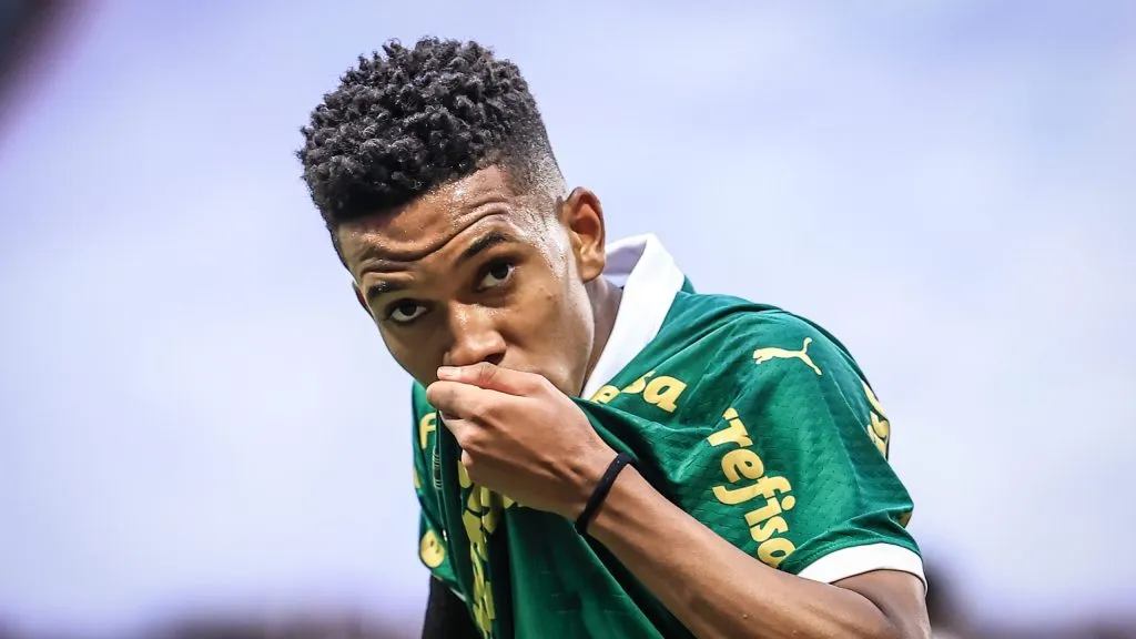 Estêvão em duelo pelo Palmeiras. Foto: Marcello Zambrana/AGIF