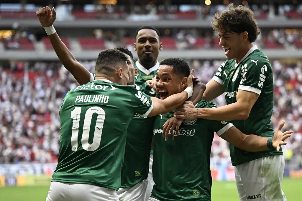 Vitor Roque jogador do Palmeiras comemora seu gol durante partida contra o Vasco no estadio Mane Garrincha pelo campeonato Brasileiro A 2025. Foto: Mateus Bonomi/AGIF