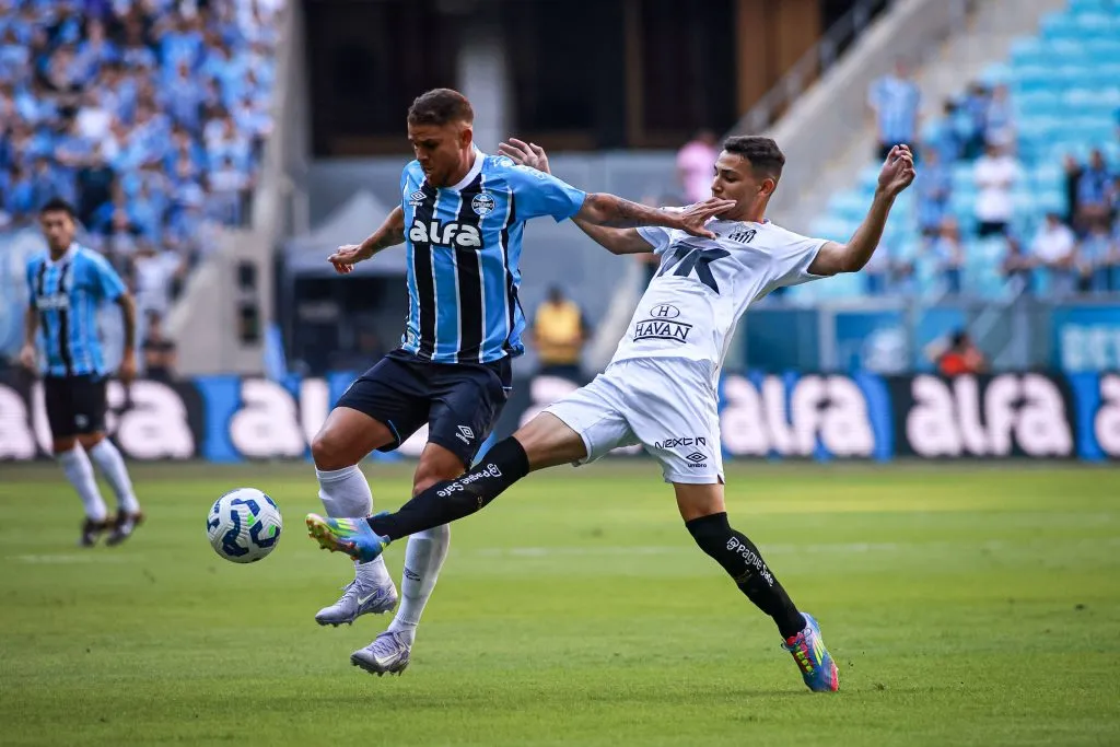 RS – PORTO ALEGRE – 04/05/2025 – BRASILEIRO A 2025, GREMIO X SANTOS – Gustavo Cuellar jogador do Gremio durante partida contra o Santos no estadio Arena do Gremio pelo campeonato Brasileiro A 2025. Foto: Maxi Franzoi/AGIF