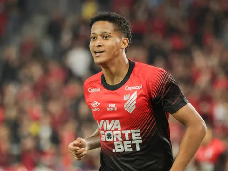 Tevis, emprestado pelo Cruzeiro, marca seu primeiro gol no Athletico-PR