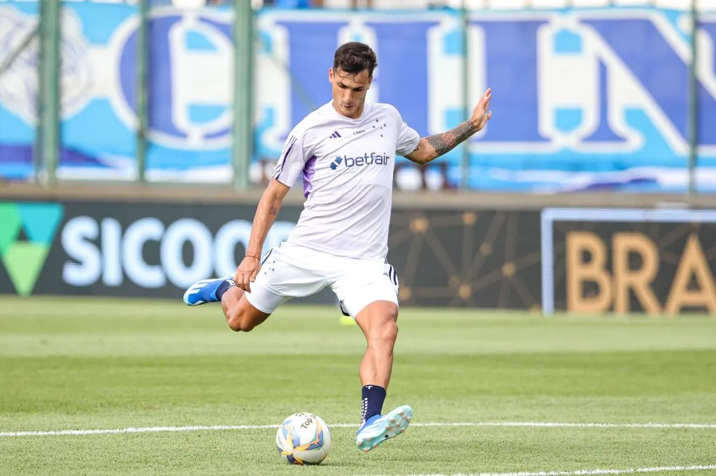 Dinenno jogador do Cruzeiro durante aquecimento antes da partida contra o Athletic Club na Arena do Jacare pelo campeonato Mineiro 2024. Foto: Gilson Lobo/AGIF
