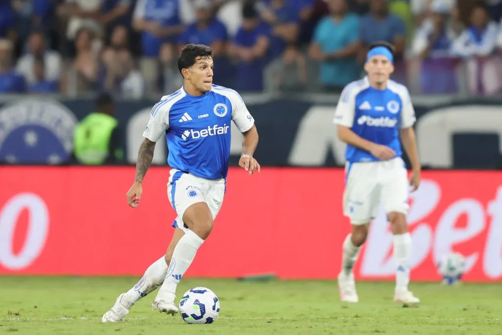 Lucas Romero jogador do Cruzeiro durante partida contra o Flamengo pelo campeonato Brasileiro A 2025. Foto: Gilson Lobo/AGIF