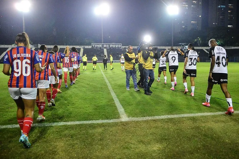 Jogadoras de Bahia e Corinthians entrando em campo (Reprodução/CBF)