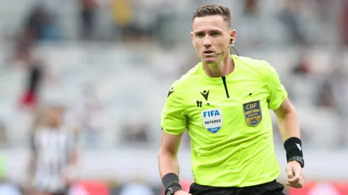 O arbitro Ramon Abatti Abel durante partida entre Atletico-MG e Sao Paulo no estadio Mineirao pelo campeonato Brasileiro A 2025. Foto: Gilson Lobo/AGIF