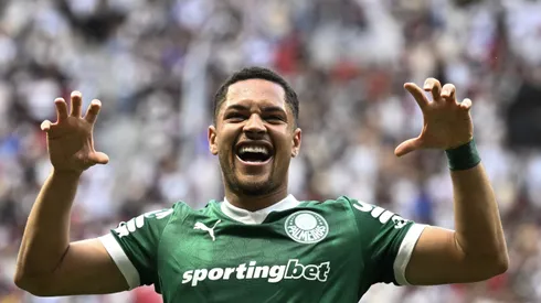 Vitor Roque jogador do Palmeiras comemora seu gol durante partida contra o Vasco no estadio Mane Garrincha pelo campeonato Brasileiro A 2025. Foto: Mateus Bonomi/AGIF