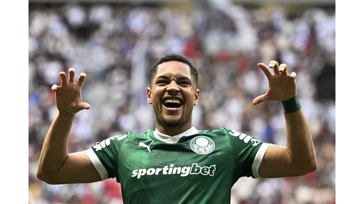 Vitor Roque jogador do Palmeiras comemora seu gol durante partida contra o Vasco no estadio Mane Garrincha pelo campeonato Brasileiro A 2025. Foto: Mateus Bonomi/AGIF