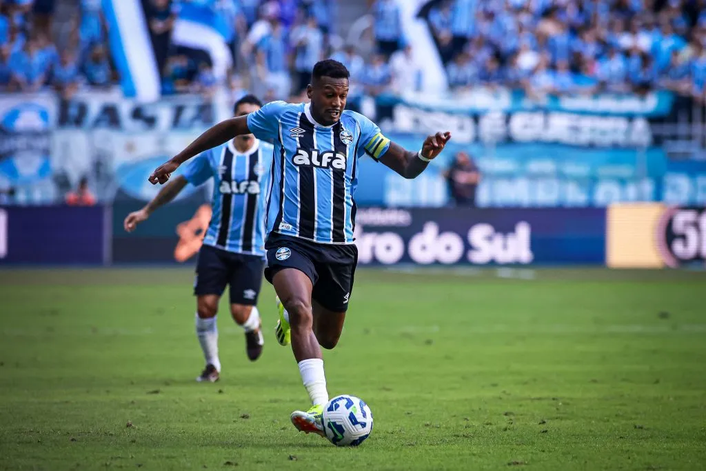 RS – PORTO ALEGRE – 04/05/2025 – BRASILEIRO A 2025, GREMIO X SANTOS – Edenilson jogador do Gremio durante partida contra o Santos no estadio Arena do Gremio pelo campeonato Brasileiro A 2025. Foto: Maxi Franzoi/AGIF