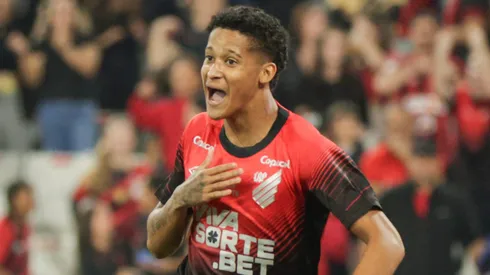 Tevis comemorando gol contra o Botafogo-SP na Série B 2025.