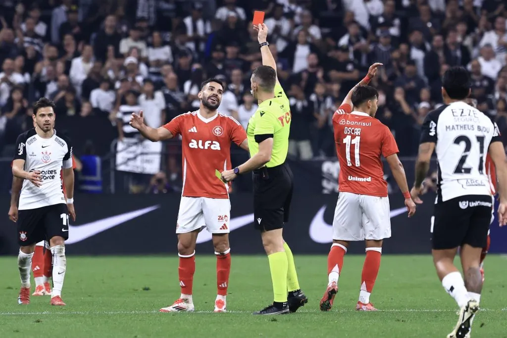 SP – SAO PAULO – 03/05/2025 – BRASILEIRO A 2025, CORINTHIANS X INTERNACIONAL – Bruno Henrique jogador do Internacional recebe cartao vermelho do arbitro durante partida contra o Corinthians no estadio Arena Corinthians pelo campeonato Brasileiro A 2025. Foto: Marcello Zambrana/AGIF