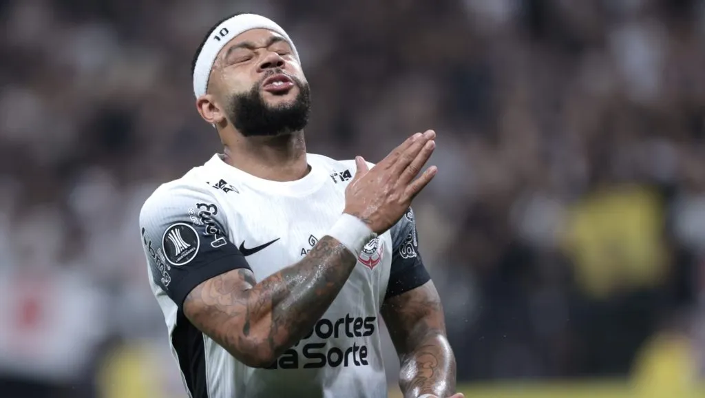 Memphis Depay lamentando em partida do Corinthians. Foto: Marcello Zambrana/AGIF