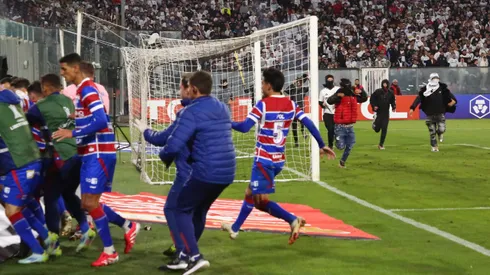 Torcedores chilenos invadindo o gramado em Colo-Colo x Fortaleza. (Photo by Marcelo Hernandez/Getty Images)