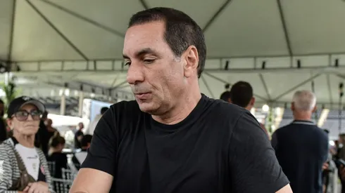 Edmundo durante durante velório de Roberto Dinamite, realizado no estádio de São Januário.