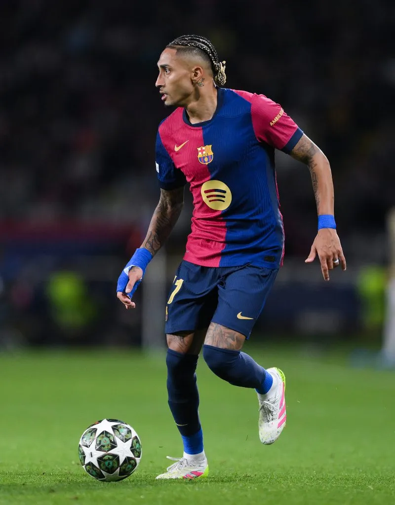 BARCELONA, SPAIN – APRIL 30: Raphinha of FC Barcelona runs with the ball during the UEFA Champions League 2024/25 Semi Final First Leg match between FC Barcelona and FC Internazionale Milano at Estadi Olimpic Lluis Companys on April 30, 2025 in Barcelona, Spain. (Photo by David Ramos/Getty Images)