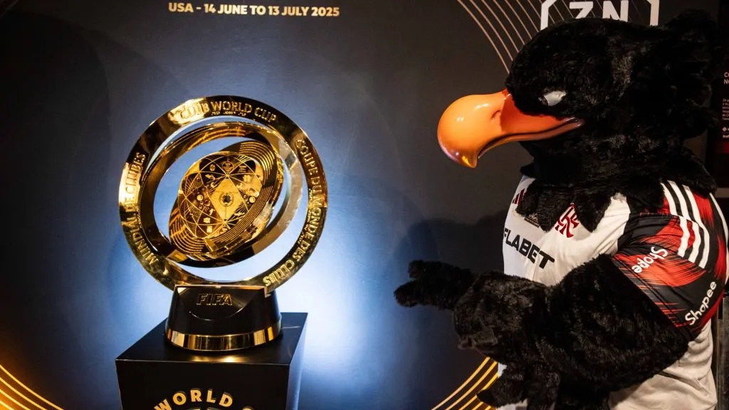 Urubu, mascote do Flamengo ao lado do troféu do Super Mundial de Clubes. Foto: Hermes de Paula / Flamengo