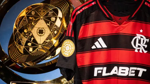 Camisa do Flamengo ao lado do troféu do Super Mundial de Clubes. Foto: Hermes de Paula / Flamengo