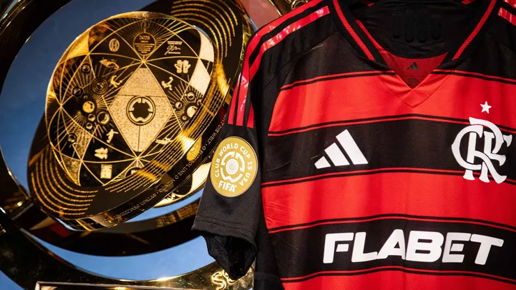 Camisa do Flamengo ao lado do troféu do Super Mundial de Clubes. Foto: Hermes de Paula / Flamengo