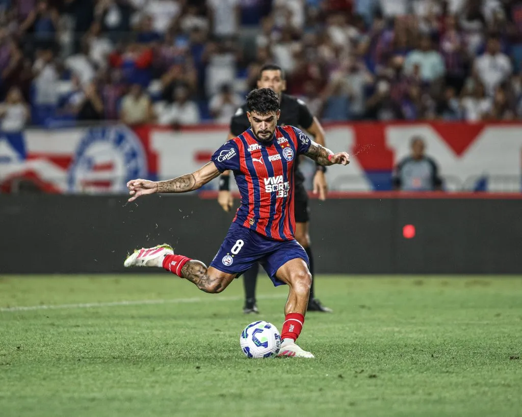 Cauly jogador do Bahia cobra penalti em decisao durante partida contra o Paysandu pelo campeonato Copa Do Brasil 2025. Foto: Marcos Junior/AGIF
