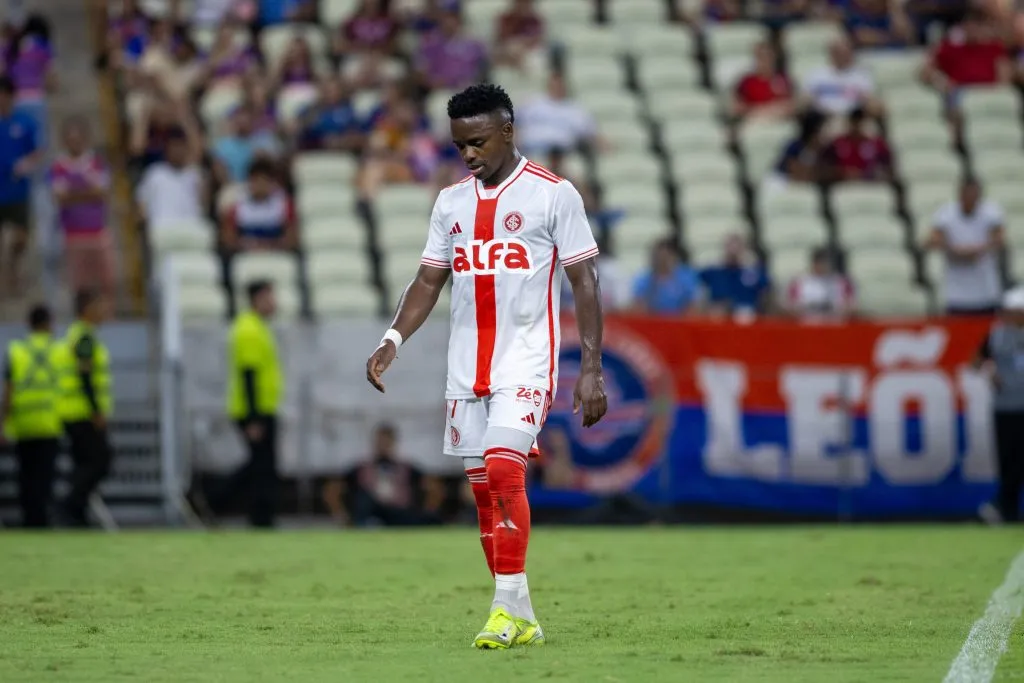 CE – FORTALEZA – 13/04/2025 – BRASILEIRO A 2025, FORTALEZA X INTERNACIONAL – carbonero jogador do internacional durante partida contra o Internacional no estadio Arena Castelao pelo campeonato Brasileiro A 2025. Foto: Baggio Rodrigues/AGIF