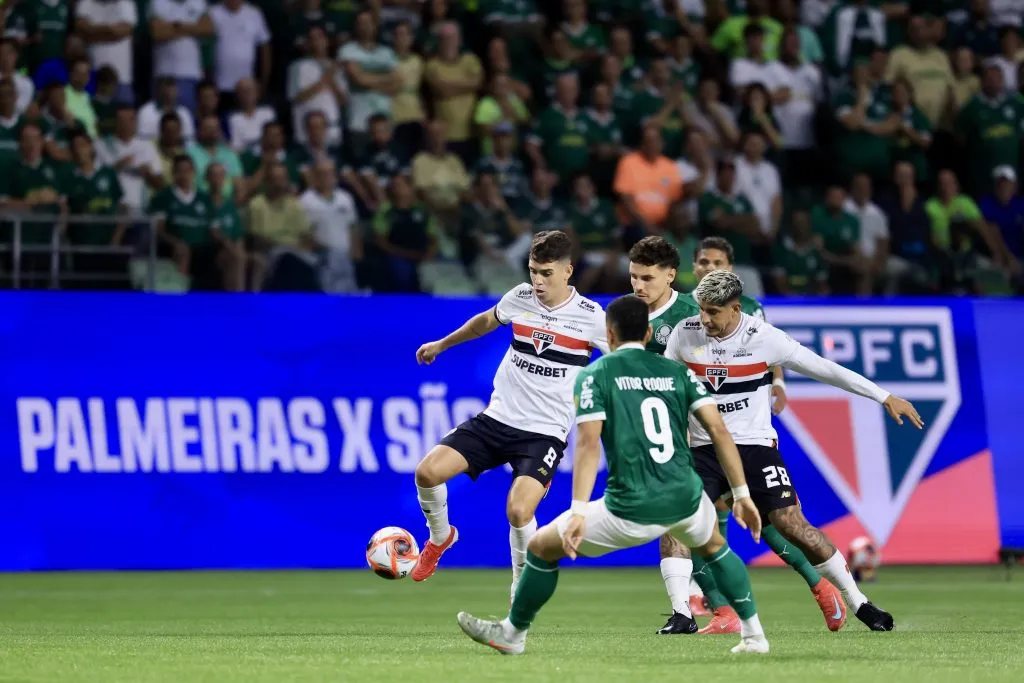 SP – SAO PAULO – 10/03/2025 – PAULISTA 2025, PALMEIRAS X SAO PAULO – Raphael Veiga jogador do Palmeiras disputa lance com Oscar jogador do Sao Paulo durante partida no estadio Arena Allianz Parque pelo campeonato Paulista 2025. Foto: Marcello Zambrana/AGIF