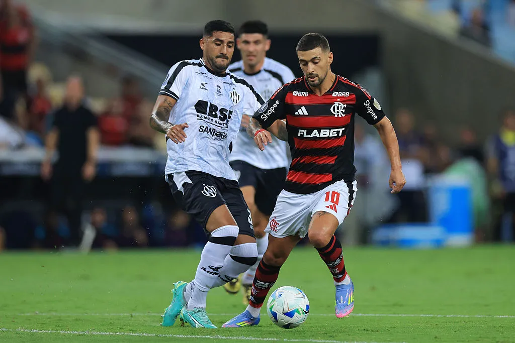 Arrascaeta, meia do Flamengo, poupado contra o Botafogo pelo Brasileirão 2025. (Photo by Buda Mendes/Getty Images)