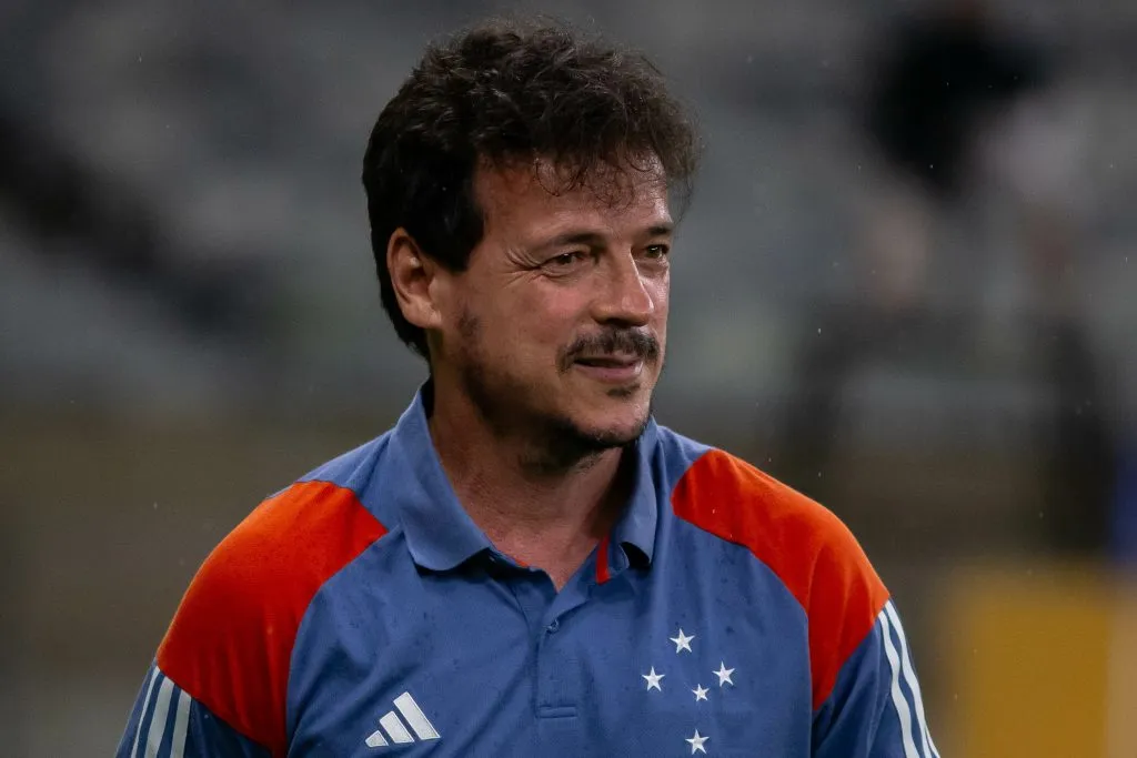 MG – BELO HORIZONTE – 04/12/2024 – BRASILEIRO A 2024, CRUZEIRO X PALMEIRAS – Fernando Diniz tecnico do Cruzeiro durante partida contra o Palmeiras no estadio Mineirao pelo campeonato Brasileiro A 2024. Foto: Fernando Moreno/AGIF