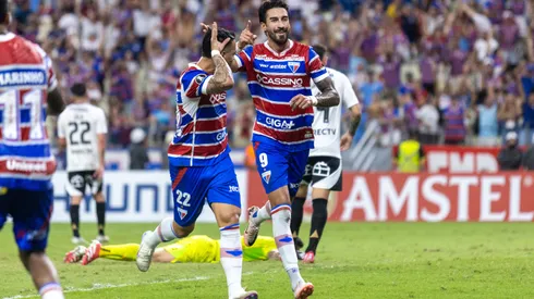 Lucero jogador do Fortaleza comemora seu gol durante partida contra o Colo-Colo no estádio Arena Castelão pelo campeonato Copa Libertadores 2025. Foto: Lucas Emanuel/AGIF