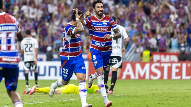 Lucero jogador do Fortaleza comemora seu gol durante partida contra o Colo-Colo no estádio Arena Castelão pelo campeonato Copa Libertadores 2025. Foto: Lucas Emanuel/AGIF