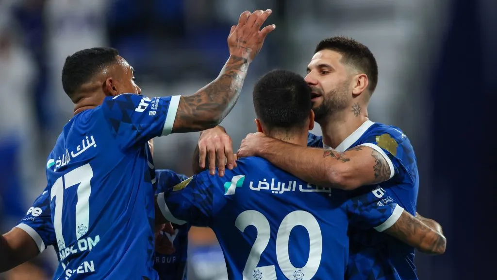 João Cancelo, Malcom e Mitrovic comemorando gol pelo Al-Hilal. (Photo by Yasser Bakhsh/Getty Images)