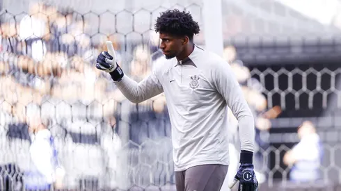 Hugo Souza jogador do Corinthians durante aquecimento antes da partida contra o Vasco no estadio Arena Corinthians pelo campeonato Brasileiro A 2024.
