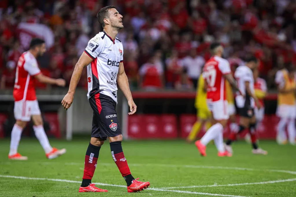 RS – PORTO ALEGRE – 29/09/2024 – BRASILEIRO A 2024, INTERNACIONAL X VITORIA – Raul Caceres jogador do Vitoria lamenta durante partida contra o Internacional no estadio Beira-Rio pelo campeonato Brasileiro A 2024. Foto: Maxi Franzoi/AGIF