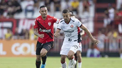 Luiz Fernando jogador do Atletico-GO disputa lance com Raul Caceres jogador do Vitoria durante partida no estadio Antonio Accioly pelo campeonato Brasileiro A 2024.