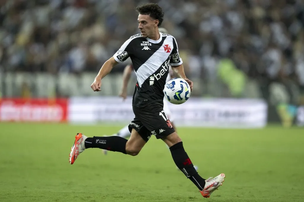 Nuno Moreira jogador do Vasco durante partida contra o Flamengo pelo campeonato Brasileiro A 2025. Foto: Jorge Rodrigues/AGIF
