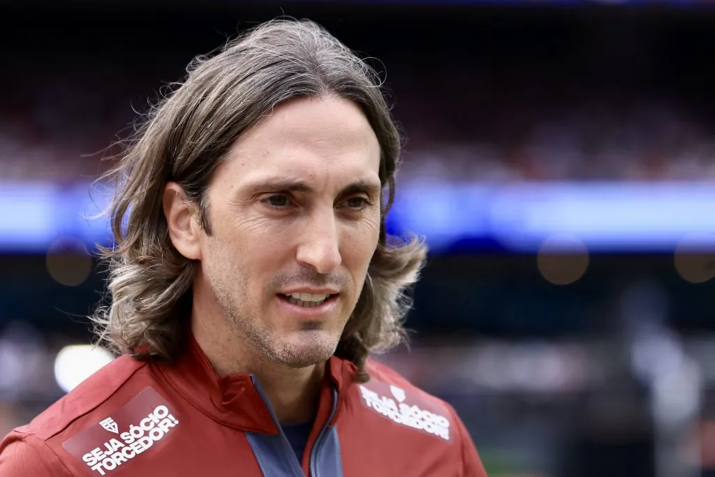 Luis Zubeldia tecnico do Sao Paulo durante partida contra o Santos no estadio Morumbi pelo campeonato Brasileiro A 2025. Foto: Marcello Zambrana/AGIF