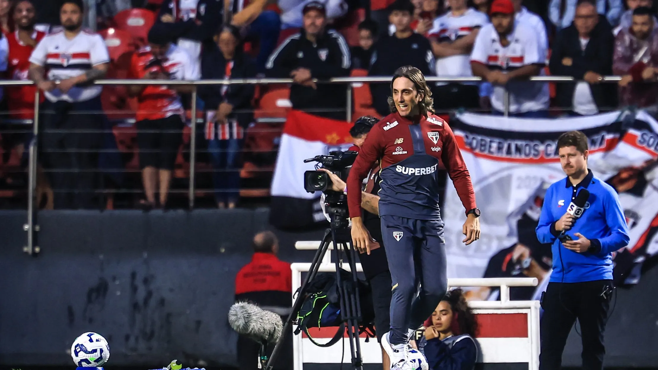 Luis Zubeldia técnico do São Paulo durante partida contra o Santos no Morumbi pelo campeonato Brasileiro A 2025. Foto: Marcello Zambrana/AGIF