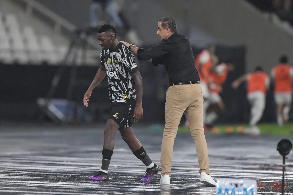 Patrick de Paula jogador e Renato Paiva técnico  do Botafogo durante partida contra o Juventude pelo campeonato Brasileiro A 2025. Foto: Thiago Ribeiro/AGIF
