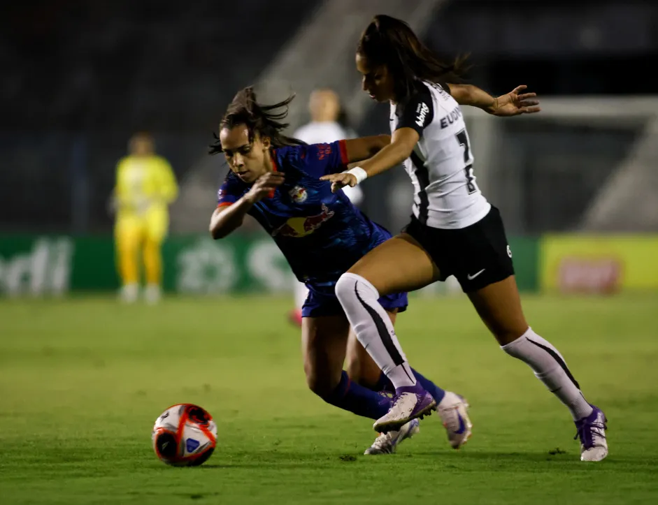 Jogadoras de Corinthians e Bragantino brigam pela bola (Reprodução/Rodrigo Gazzanel/Agência Corinthians)