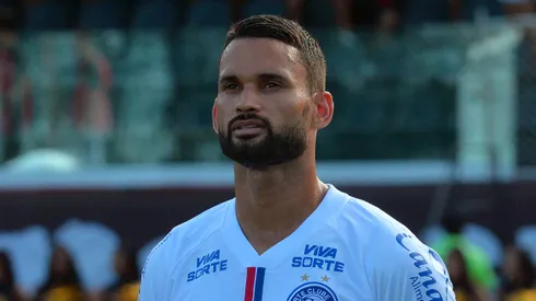 BA – SALVADOR – 23/03/2025 – BAIANO 2025, VITORIA X BAHIA -Willian Jose, jogador do Bahia durante execucao do hino nacional antes da partida contra o Vitoria no estadio Barradao pelo campeonato Baiano 2025. Foto: Walmir Cirne/AGIF