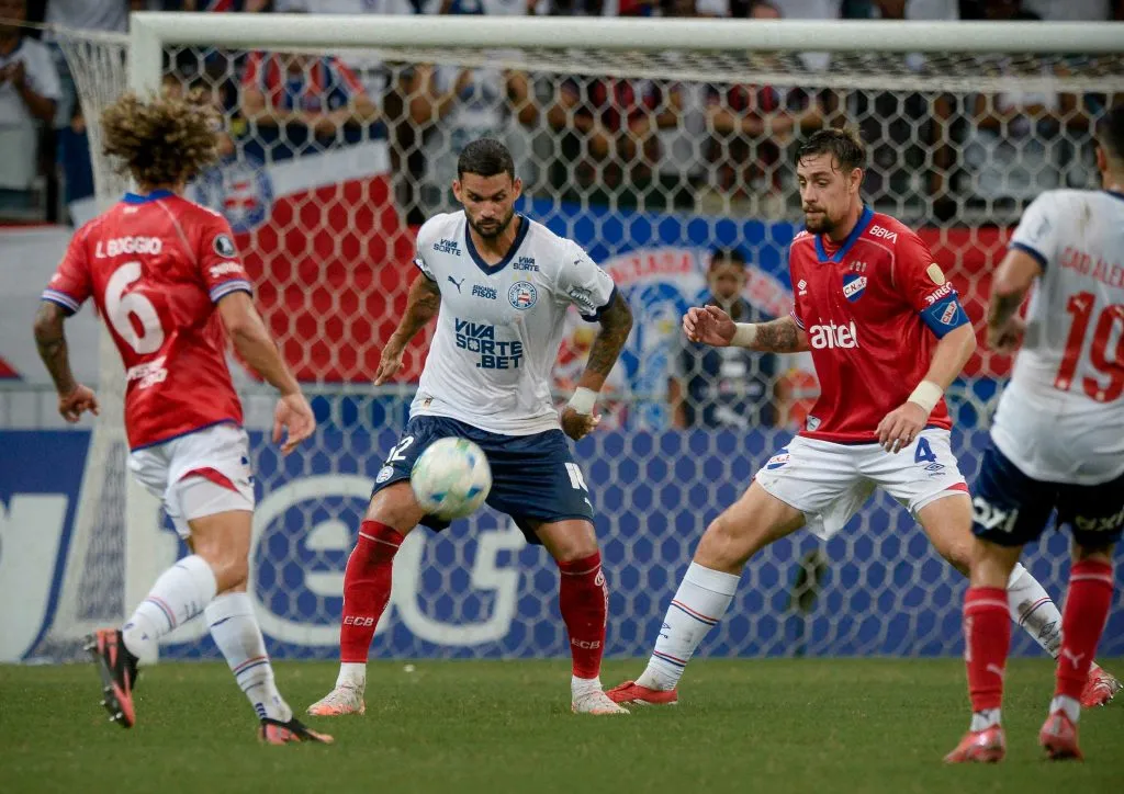 BA – SALVADOR – 07/05/2025 – COPA LIBERTADORES 2025, BAHIA X NACIONAL (URU) –  Willian Jose jogador do Bahia disputa lance com Coates jogador do Nacional (URU) durante partida no estadio Arena Fonte Nova pelo campeonato Copa Libertadores 2025. Foto: Jhony Pinho/AGIF
