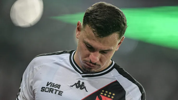 Hugo Moura jogador do Vasco durante partida contra o Flamengo no estadio Maracana pelo campeonato Brasileiro A 2024.