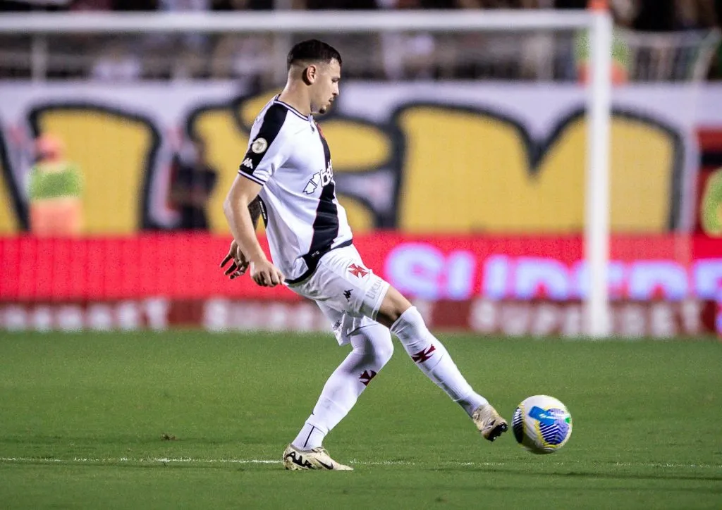 BA – SALVADOR – 01/09/2024 – BRASILEIRO A 2024, VITORIA X VASCO – Hugo Moura jogador do Vasco durante partida contra o Vitoria no estadio Barradao pelo campeonato Brasileiro A 2024. Foto: Jhony Pinho/AGIF