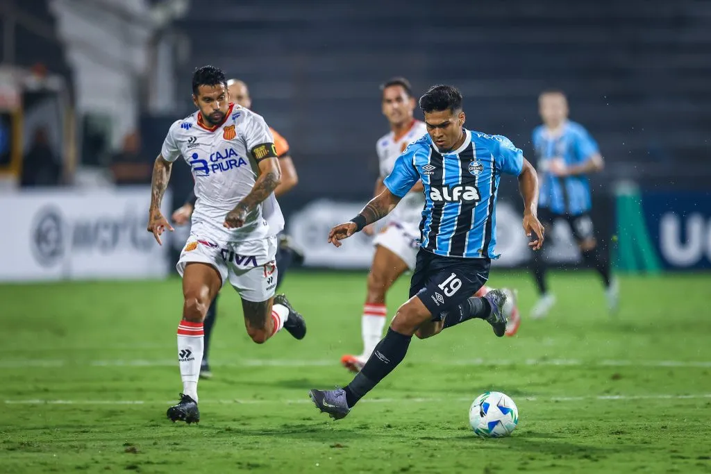 RS – FUTEBOL/CONMEBOL SULAMERICANA 2025 /GREMIO X ATLETICO GRAU- ESPORTES – Lance da partida entre Gremio e Atletico Grau disputada na noite desta quarta-feira, no estádio Alejandro Villanueva em Lima, Peru, valida pelas Copa Sulamericana 2025. FOTO: LUCAS UEBEL/GREMIO FBPA