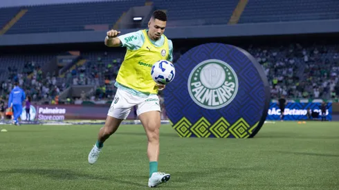 Paulinho jogador do Palmeiras durante aquecimento antes da partida contra o Corinthians no estadio Arena Barueri pelo campeonato Brasileiro A 2025.