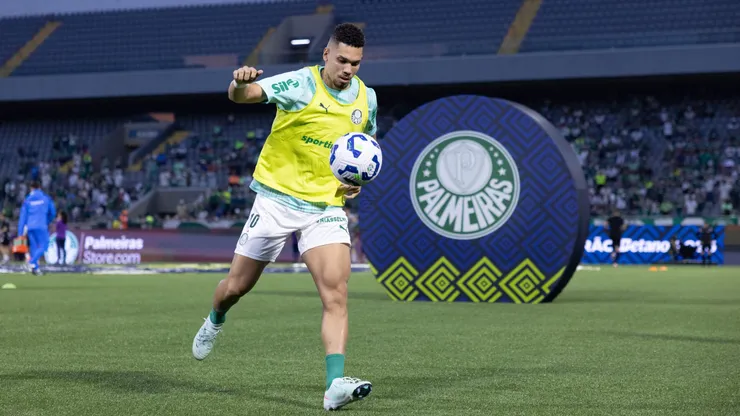 Paulinho jogador do Palmeiras durante aquecimento antes da partida contra o Corinthians no estadio Arena Barueri pelo campeonato Brasileiro A 2025.