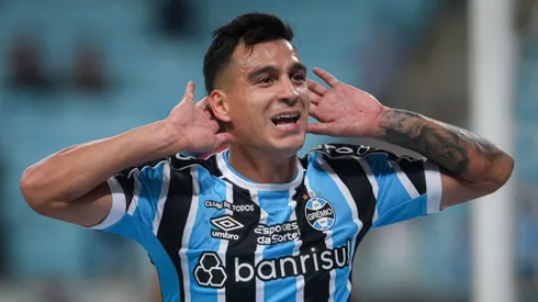 Franco Cristaldo jogador do Gremio comemora seu gol durante partida contra o Athletico-PR no estadio Arena do Gremio pelo campeonato Brasileiro A 2024.